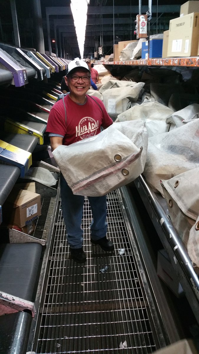 tybueter7100's tweet photo. #CaughtSafely 8419 SLC Day Sort Employee Gio Castillio using the two handed method to sort bags, and by holding the bags by opposite diagonal corners. Great job working safe Gio. https://t.co/KTo13rujKO