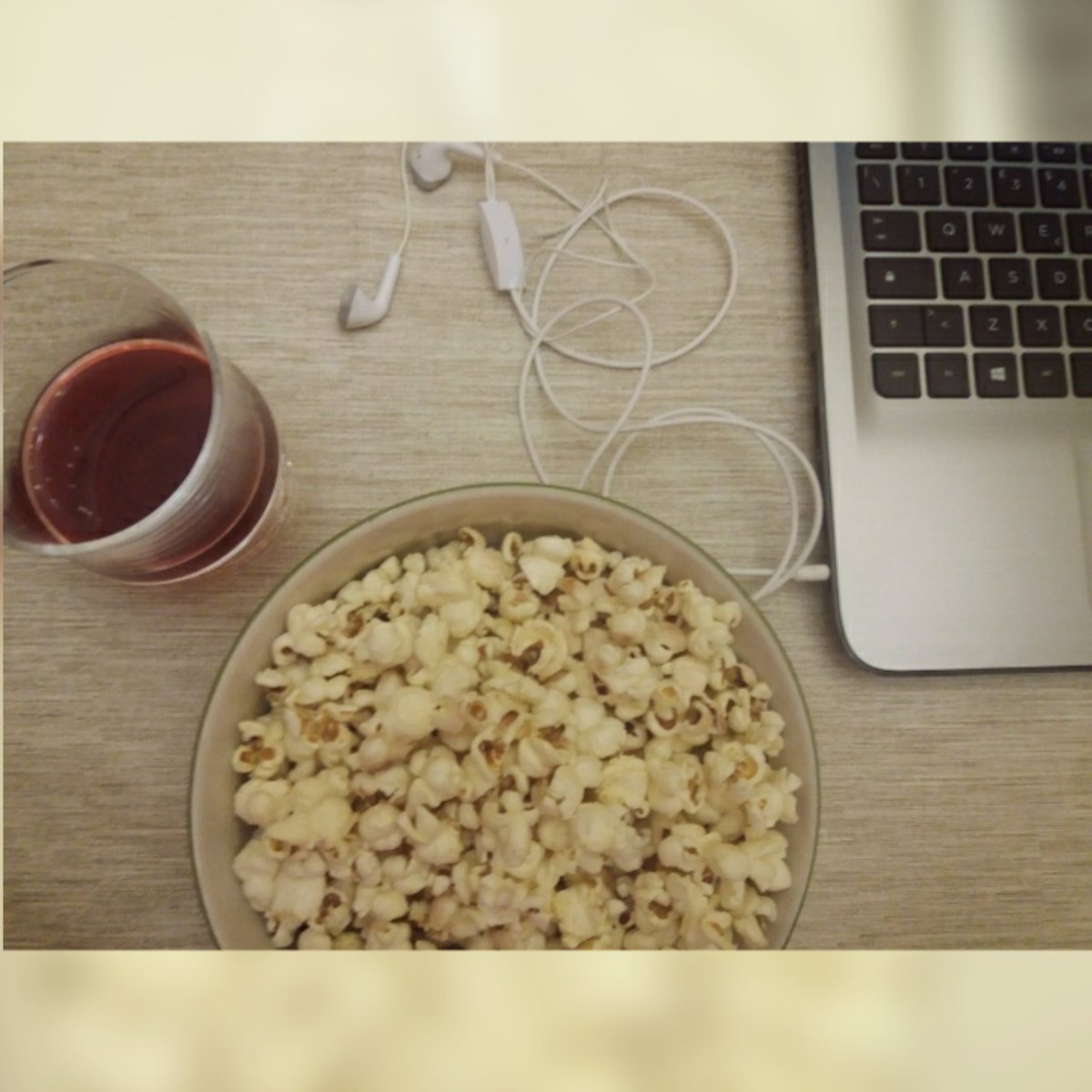 gladiateOlitz's tweet photo. my International Gladiator night shifts get kicked off with predrinks, then get shaken up by a 4AM alarm that gets me right on my feet, suddenly in the mood for popcorn and in between a #Scandal episode and a livetweet throws a rewarding sunset.🌈🍷💗
@tonygoldwyn #HowWeScandal https://t.co/QBkXdd6huT