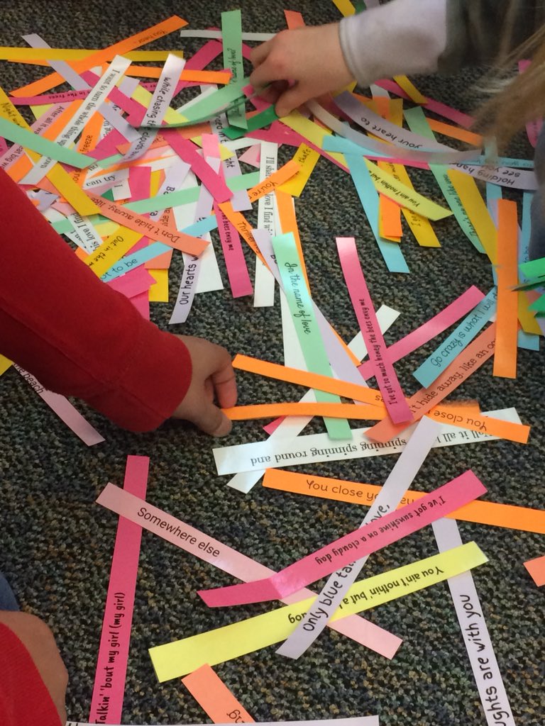 UnicornsRead's tweet photo. Checking out #poetry in @UHingemieELA ‘s #5thGrade class #MusicShufflePoetry #CreateYourOwnFormOfPoetry #TeachTheClass #Application #Collaboration #Creativity https://t.co/3FDansGT9C