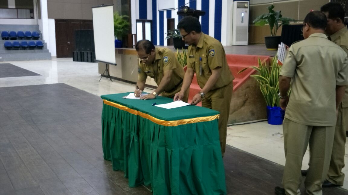 bappedabintuni's tweet photo. Penandatanganan Berita Acara Hasil MUSRENBANG RKPD Tahun 2019 dilanjukan Penutupan MUSRENBANG oleh Plt. Sekretaris Daerah Kabupaten Teluk Bintuni Bapak Gustaf Manuputty,S.Sos https://t.co/Rh2eQmlj1U