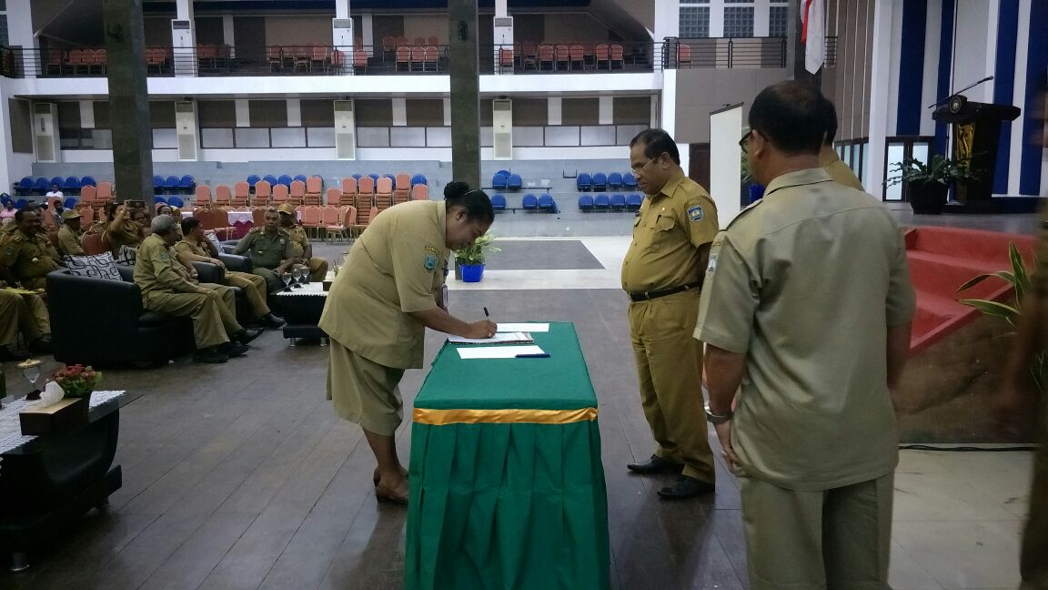 bappedabintuni's tweet photo. Penandatanganan Berita Acara Hasil MUSRENBANG RKPD Tahun 2019 dilanjukan Penutupan MUSRENBANG oleh Plt. Sekretaris Daerah Kabupaten Teluk Bintuni Bapak Gustaf Manuputty,S.Sos https://t.co/Rh2eQmlj1U