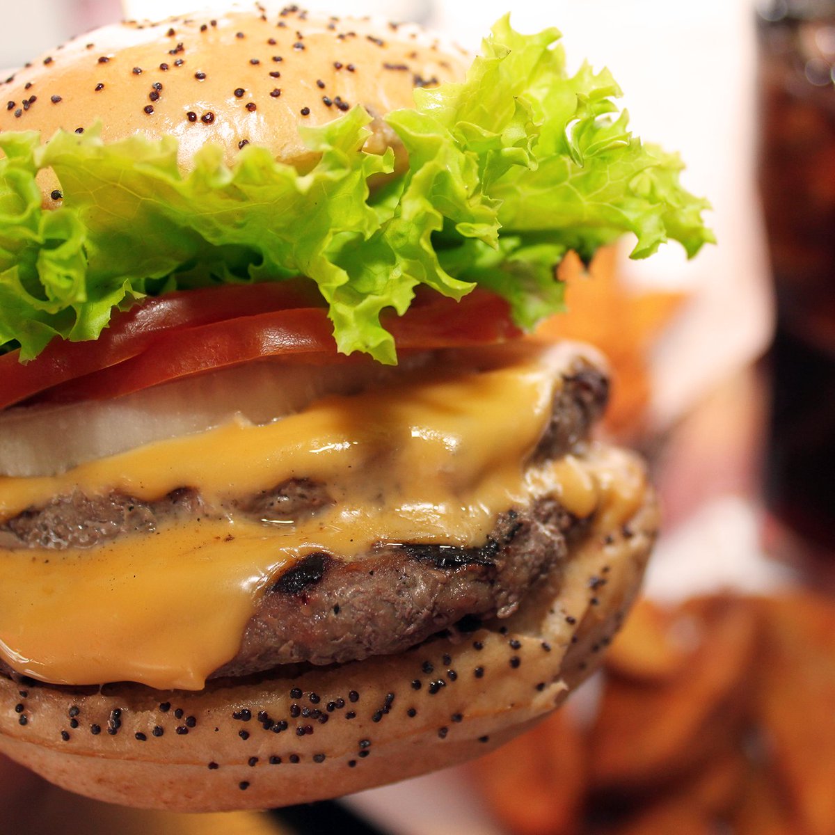 ChefPepperRD's tweet photo. Are you ready for this? 👊 ANGUS BURGER COMBO [por $255 imp. inc. AGRANDA a doble carne y doble queso por sólo $110 más. Incluye papas y Coca Cola o Dasani *Cargo por delivery no incluido.] #CP #ChefPepper #Foodporn #Foodie #AngusCheeseBurger https://t.co/zY4r88W9qE