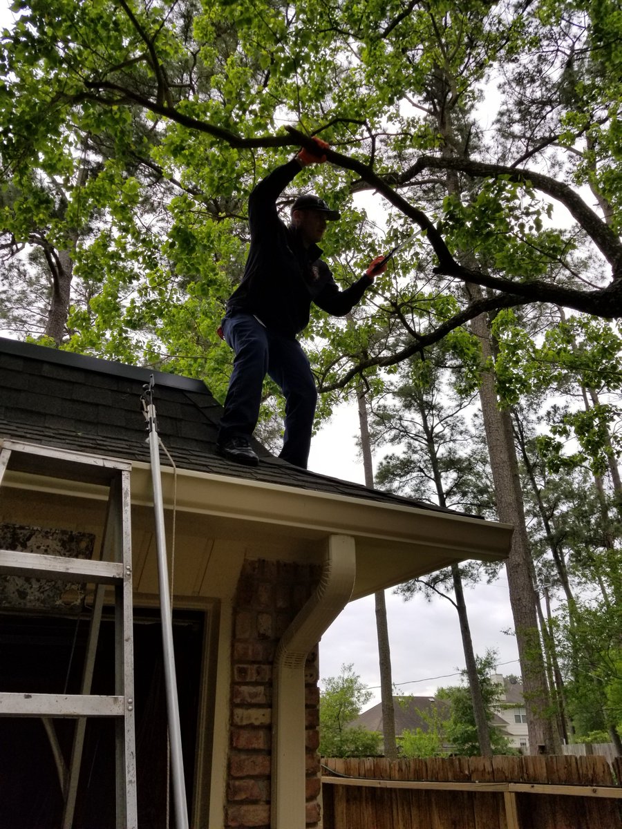 Springfdtx's tweet photo. Engine 72's Hamilton Ledkins, Chris Torres, and Nick Evans made a medical call today after a local man fell from a ladder while trimming trees. After the man went to the ER, Engine 72's crew finished his tree trimming so he had one less thing to worry about. #SpringFireProud https://t.co/PfaOy99tfA