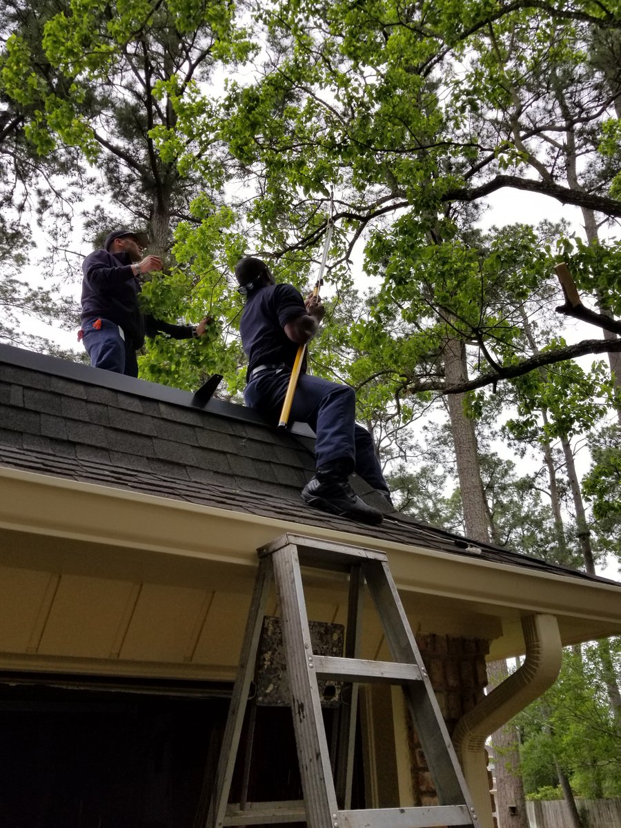 Springfdtx's tweet photo. Engine 72's Hamilton Ledkins, Chris Torres, and Nick Evans made a medical call today after a local man fell from a ladder while trimming trees. After the man went to the ER, Engine 72's crew finished his tree trimming so he had one less thing to worry about. #SpringFireProud https://t.co/PfaOy99tfA