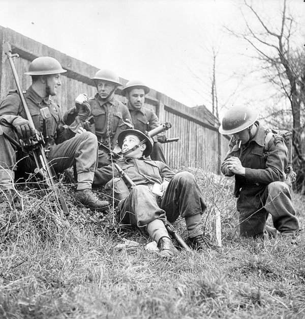CanadasMilHist's tweet image. Infantrymen of Le Régiment de la Chaudière resting after a training exercise, Shoreham-by-Sea, England, 27 January 1943.
Front row: Pte. Mederic Lapierre, Lieut. Gustave Boucher, Back row: Pte. Philippe Charron, Pte. Aldege Tremblay, and Pte. Gérard Poirier.