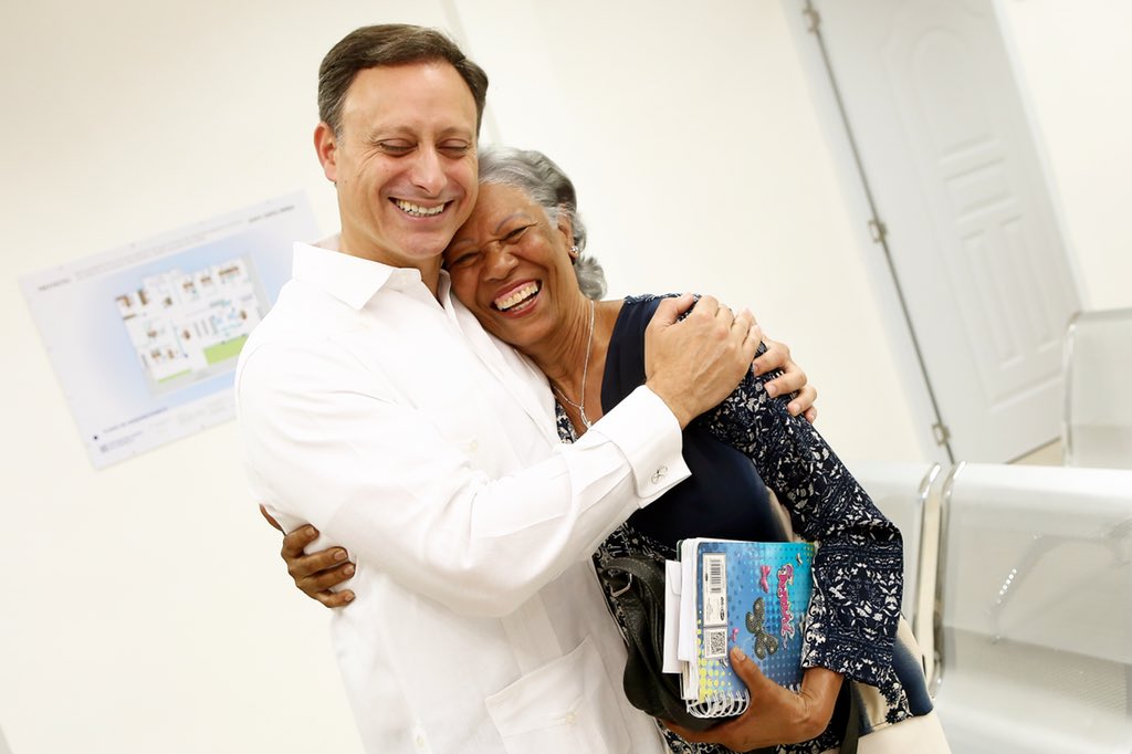 JeanARodriguezS's tweet photo. Se me hace imposible no revivir tantas buenas memorias en el Colegio Loyola al ver ayer a mi profesora de infancia, Eleusis Pérez. Lo admito, su carácter exigente tuvo recompensa. Increíble pero no le pasan los años a ella. https://t.co/sunnollw42