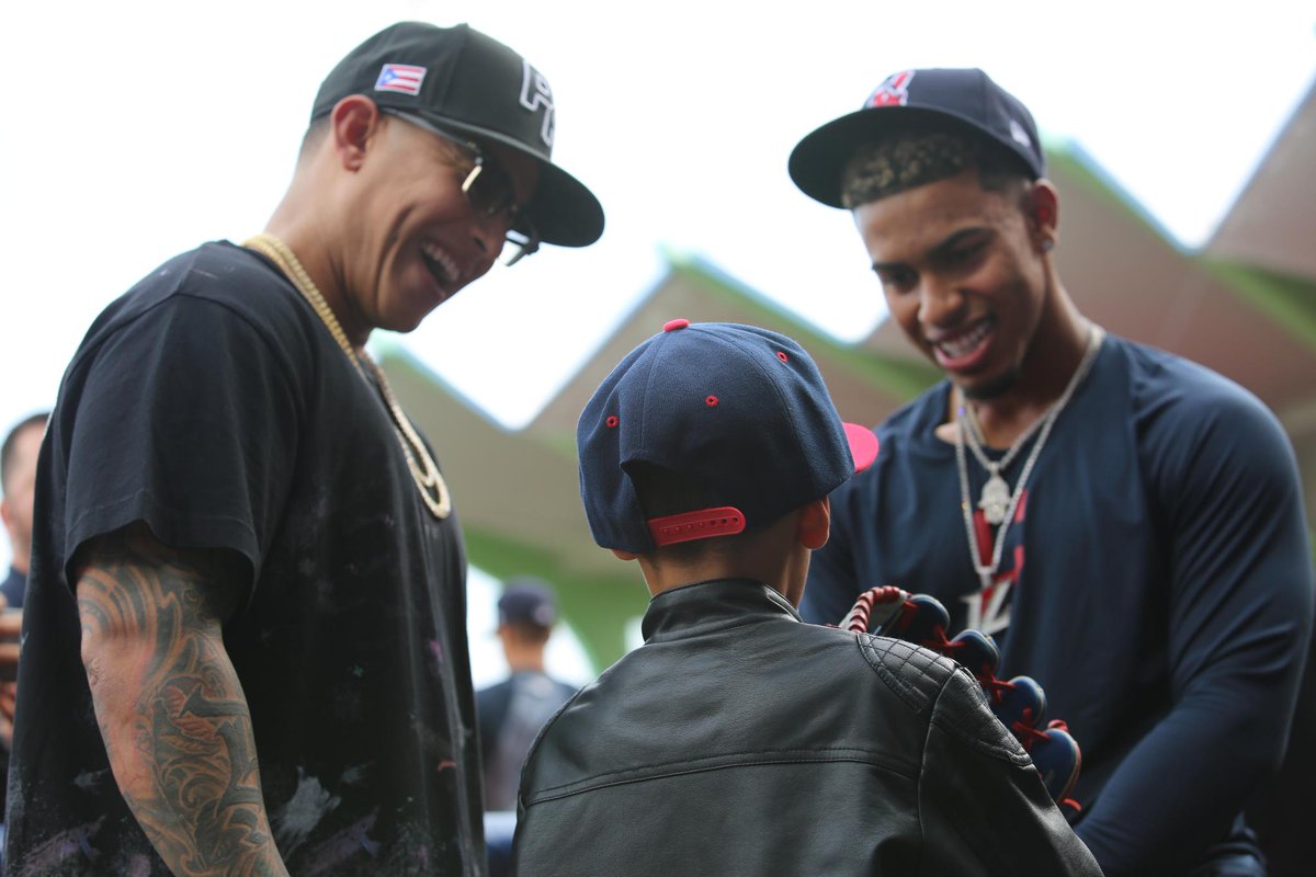 LosGuardians's tweet photo. ¡Momento único para este pequeño, conversando con @daddy_yankee y @Lindor12BC! 🙌 #LosIndios https://t.co/YIiDtfT9Nv
