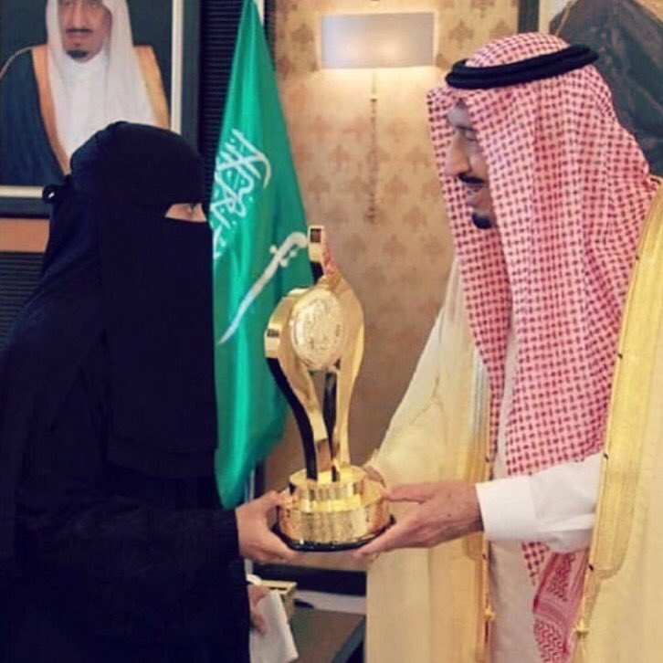 amjadt25's tweet photo. خادم الحرمين الشريفين يكرم الشيف نورة المقيطيب لقيامها وفريق عملها بإعداد الأطباق الشعبية خلال القمة العربية قمة القدس في #الظهران .
 #خلك_عارف_ان القيادة لا تنسى شيء وتحفظ حقوق الكل وعلى رأسهم النساء امهاتنا وخواتنا حفظهم الله. نعم مثل هذه الصورة #شي_يسر_خاطرك
#امجد_طه #السعودية https://t.co/93fTvVJlNp