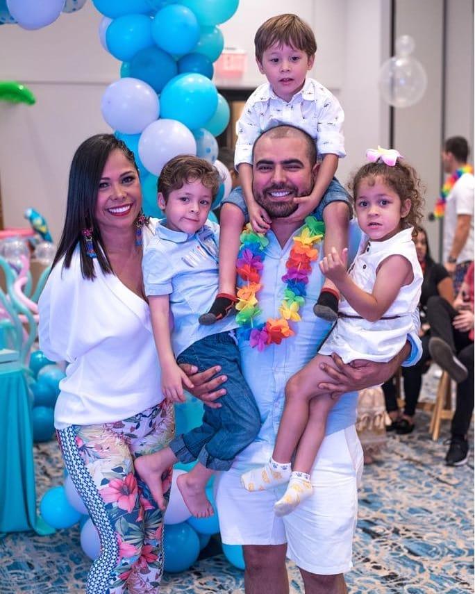 Trillipack's tweet photo. Nos divertimos mucho en el cumple de Carlotta y su fiesta de #moana 
Aquí les dejamos una fotico al mejor estilo #Trillipack junto a nuestro papi @atorreal y la mamá de Carlotta @vielenys #live #miami #life https://t.co/RaF5A7gMrc