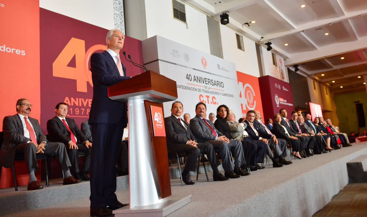 alfredodelmazo's tweet photo. Mi reconocimiento a la Confederación de Trabajadores y Campesinos en su 40 aniversario. Cuenten con el respaldo del @edomex para procurar a los trabajadores mexiquenses y que juntos podamos alcanzar un estado más productivo y próspero para todos. https://t.co/21AYfJAjPx