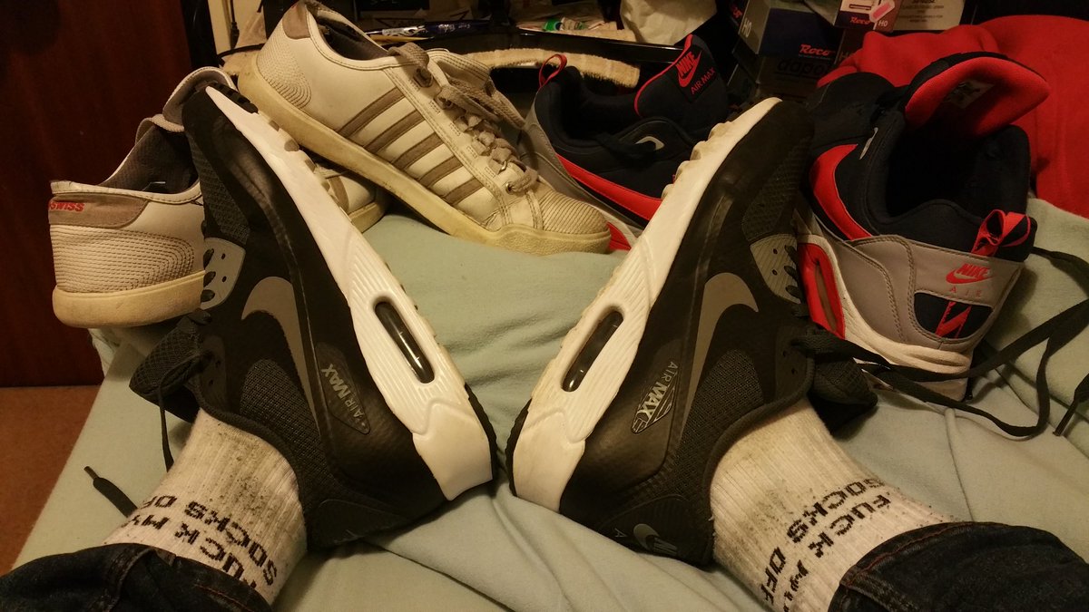 StinkyMaleSocks's tweet photo. Day 7 pics no.2 #3WeeksStraightSocks, long day, finally taken my Nikes off & the smell was unleashed, damp, hot musk & fresh sweat, end of wk1, any sub noses want to be made to smell these? What to do with these after 3 wks? DM me for meets & chat ;) #Sk8erboy #sockstink 😈😷🐽👃 https://t.co/h5XwfQJOr1