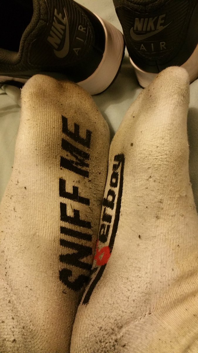 StinkyMaleSocks's tweet photo. Day 7 pics no.2 #3WeeksStraightSocks, long day, finally taken my Nikes off & the smell was unleashed, damp, hot musk & fresh sweat, end of wk1, any sub noses want to be made to smell these? What to do with these after 3 wks? DM me for meets & chat ;) #Sk8erboy #sockstink 😈😷🐽👃 https://t.co/h5XwfQJOr1