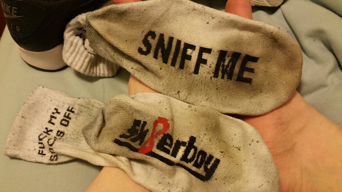 StinkyMaleSocks's tweet photo. Day 7 pics no.2 #3WeeksStraightSocks, long day, finally taken my Nikes off & the smell was unleashed, damp, hot musk & fresh sweat, end of wk1, any sub noses want to be made to smell these? What to do with these after 3 wks? DM me for meets & chat ;) #Sk8erboy #sockstink 😈😷🐽👃 https://t.co/h5XwfQJOr1