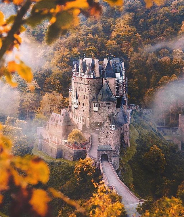 🍁 Autumnal castle
📍 Eltz Castle
🙏 Photo by <a href="/jordhammond/">Jord Hammond</a>
💨 Shared by <a href="/trptps/">trptps by T Boehler</a>
💖 #deutschlandmylove #viatormundi
👑 You might also like @berlinmylove_ and <a href="/viatormundi/">yo</a>.io ift.tt/2H9oMw9