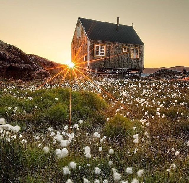 🌼 A little house in the wild, spring time, sunrise
📍 Reykjavík
🙏 Photo by <a href="/trptps/">trptps by T Boehler</a>
💖 #viatormundi ift.tt/2HeIoPC