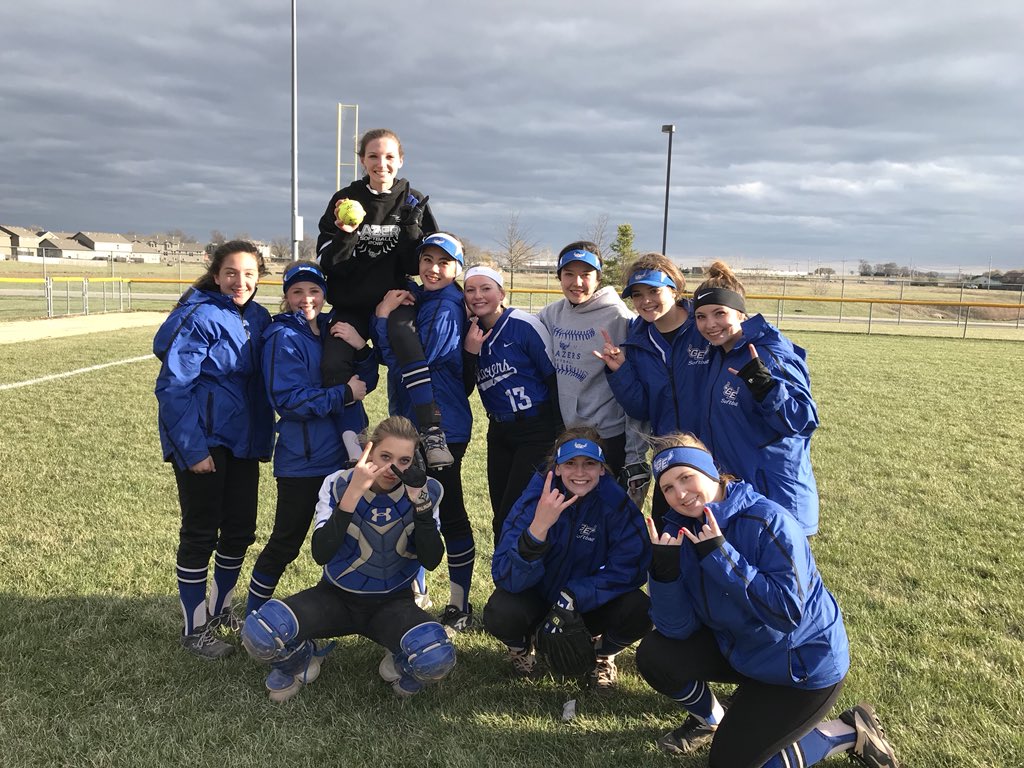 GardnerSoftball's tweet photo. Nice job JV!!!   2 W’s vs Lawrence Free State on a cold night!!!  🤘Lauryn “on the shoulders” with a Dinger!!!  🤘   #undefeated8-0 https://t.co/fvYTortruO
