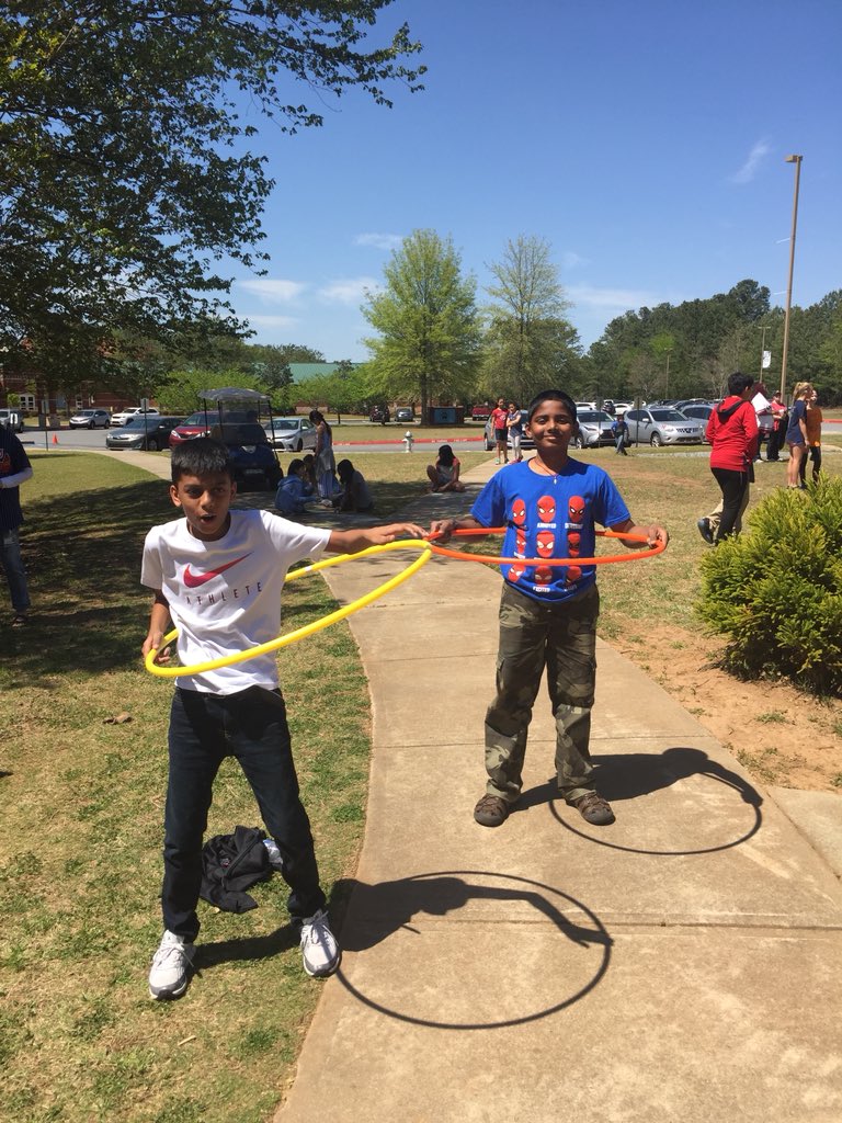 mgarnerwbms's tweet photo. Sixth grade loved playing outside today to celebrate the beautiful weather and our last day of testing. We knocked it out of the park! #recess #play #goodoldfun #nophones @Kindnessgives @WBMSprincipal https://t.co/rzaZFYNCB6