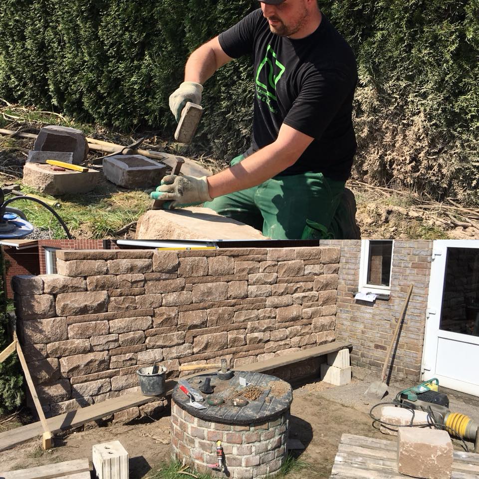 Gartenbau_Thuir's tweet photo. #Gartenbauazubi Sascha bossiert die Endsteine der #Santurolandhausmauer. Hier soll später eine #Außenküche entstehen. Der bereits vorhandene #Brunnen soll später zum Anrichten genutzt werden. Hoffentlich werden wir hier auch mal zum #Barbecue eingeladen!
#Berding https://t.co/mlniyWB9Ag