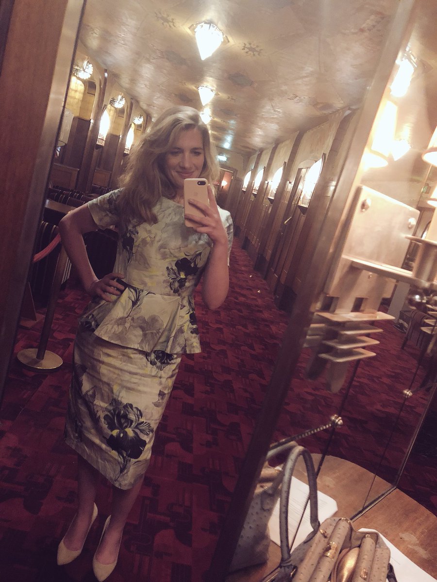 eveliensteensma's tweet photo. Avondje hoor #ladiesnight en première van #DeMatchmaker; presentatie door @QTrustfull https://t.co/GuXIavptqe