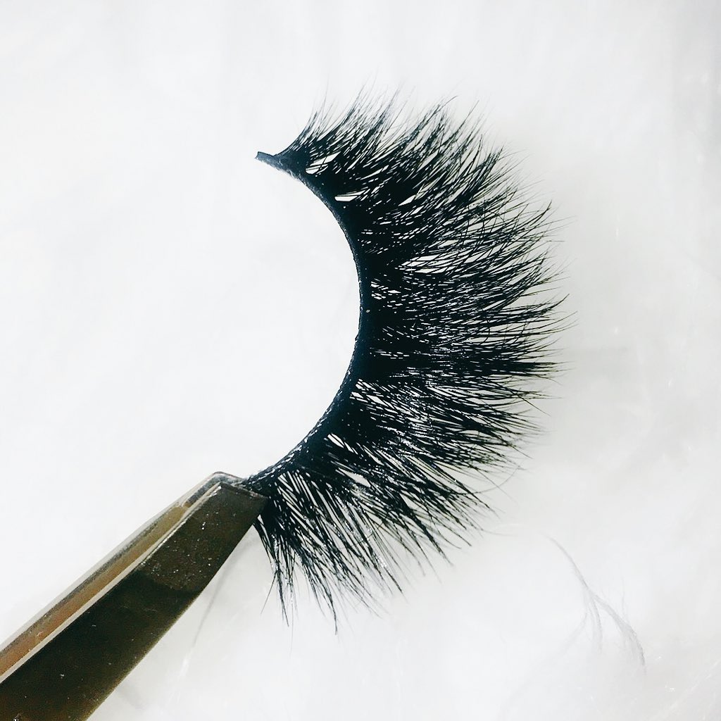 pinksilklashes's tweet photo. Style of the day: Tiffany aka “Tiff” 😉 #GotLashes? https://t.co/i0rOY69TTg
