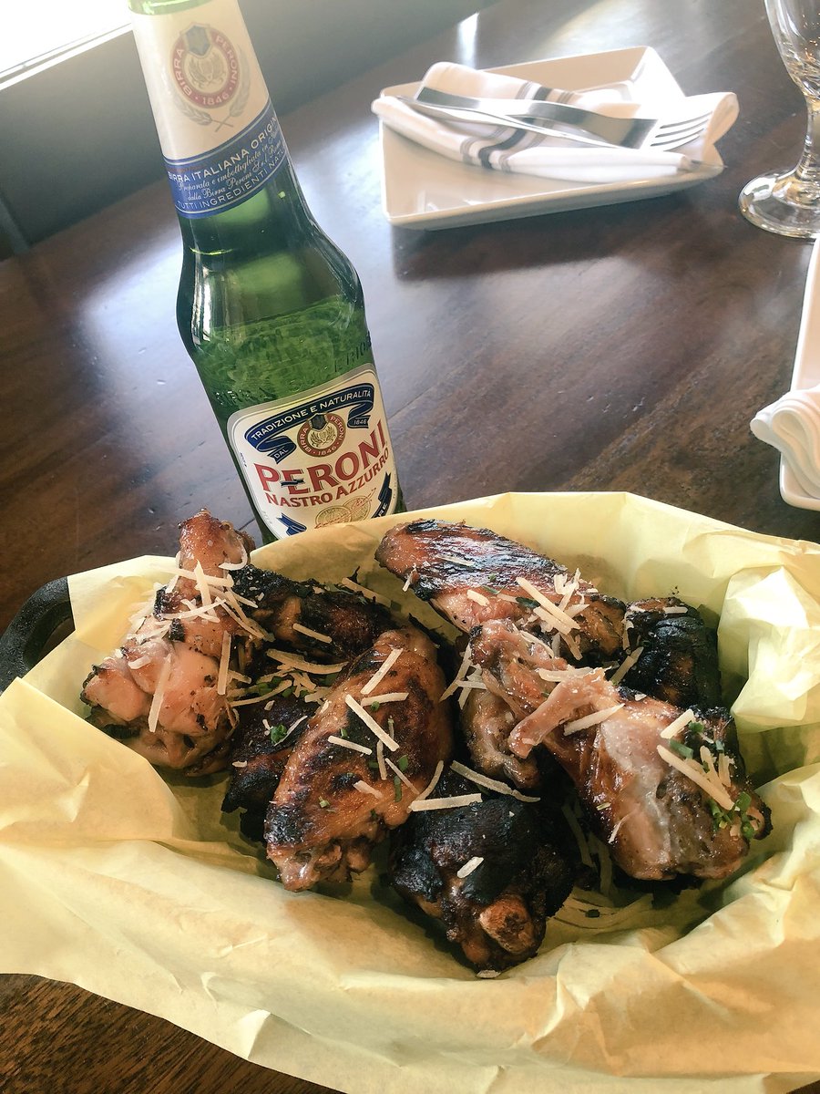 farmhouse21abq's tweet photo. Wing Wednesday makes the middle of the week, feel like the end of the week! #wings #spring Why wait in traffic when you can eat! https://t.co/QlDlSfVW5q