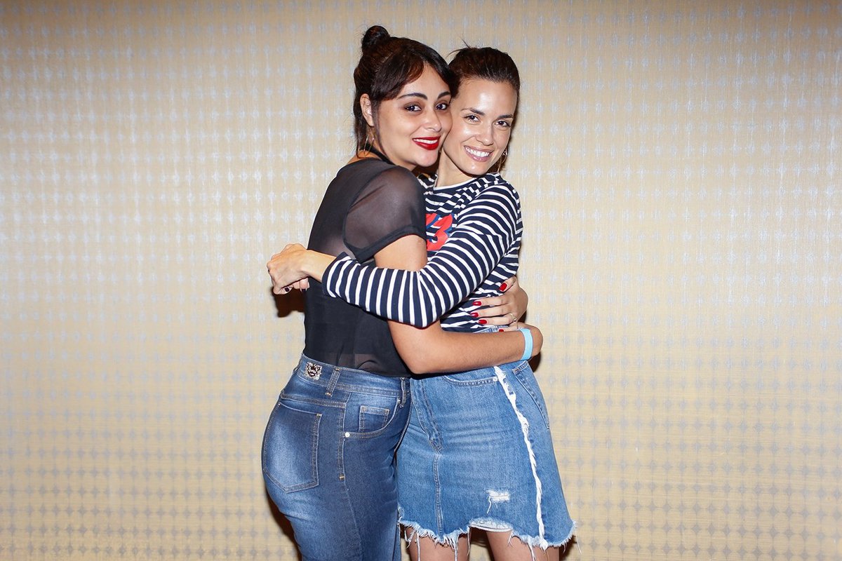 TVDPLL's tweet photo. Eu fui por vc. Sem mentira, sem babação. Eu fui nessa con pq eu sou muito apaixonada por vc. Fui pq, apesar de já ter te conhecido, queria q vc recebesse todo amor pq VC MERECE!!!!
Um fds maravilindo. 💕🇧🇷
#PrettyLittleWeekend3 https://t.co/szPeydv9IA