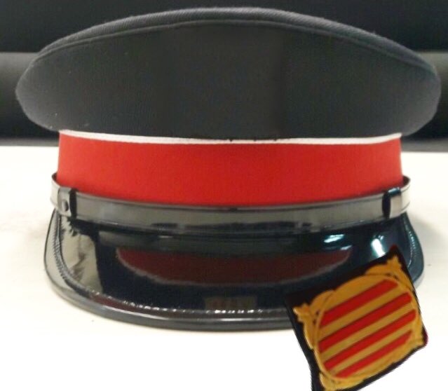 Per petició popular, els agents de Sant Esteve de les Roures hem valorat treure’ns l’escut de les gorres perque ‘no ens mereixem la Senyera que portem’. 👮🏻‍♂️

També hem aprofitat i hem tret els números d’identificació dels agents de la BRIMO. 🙊