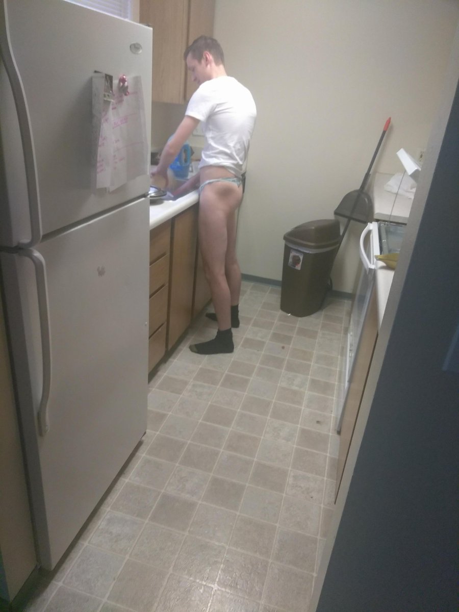 OwnerOfSlave's tweet photo. Cleaning my dishes like he's suppose to 🤗 https://t.co/VA902mw2tp