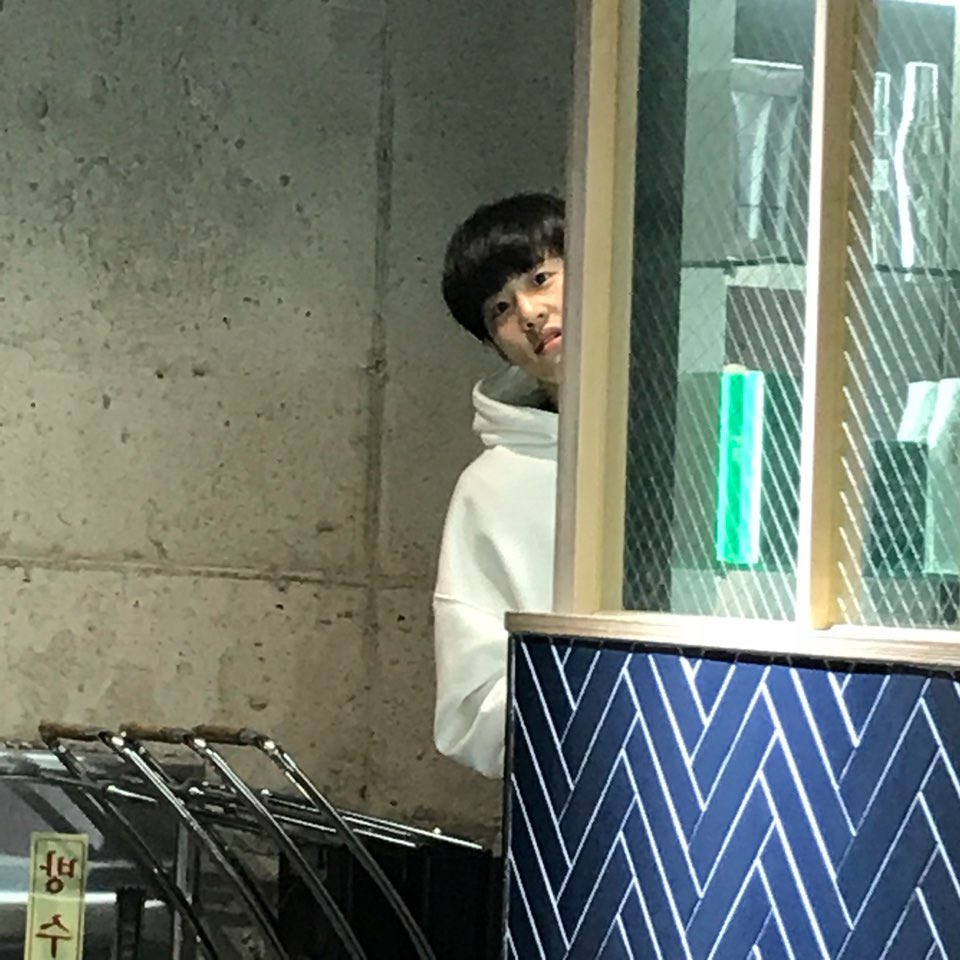 feeldog_bpnn's tweet photo. ( 빼꼼 ) 😦 .. https://t.co/fHApJFInhP