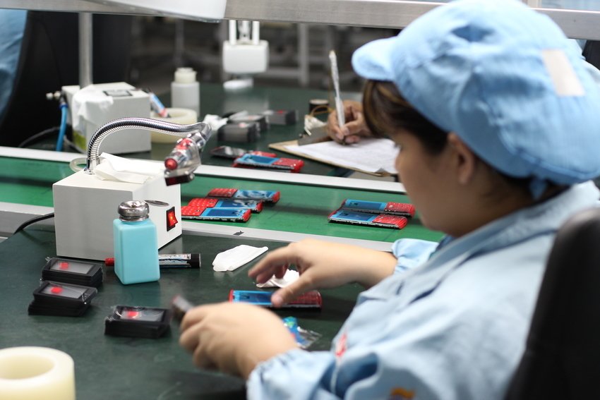 fabricavtelca's tweet photo. Manos productivas de nuestra clase trabajadora han ensamblado más de 7 millones 780 mil celulares para el pueblo 📲 https://t.co/0XNwpvRCoZ