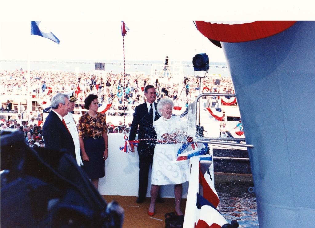 #USSGeorgeWashington and #USSGeorgeHWBush mourn the passing of former First Lady Barbara Bush - navy.mil/submit/display…