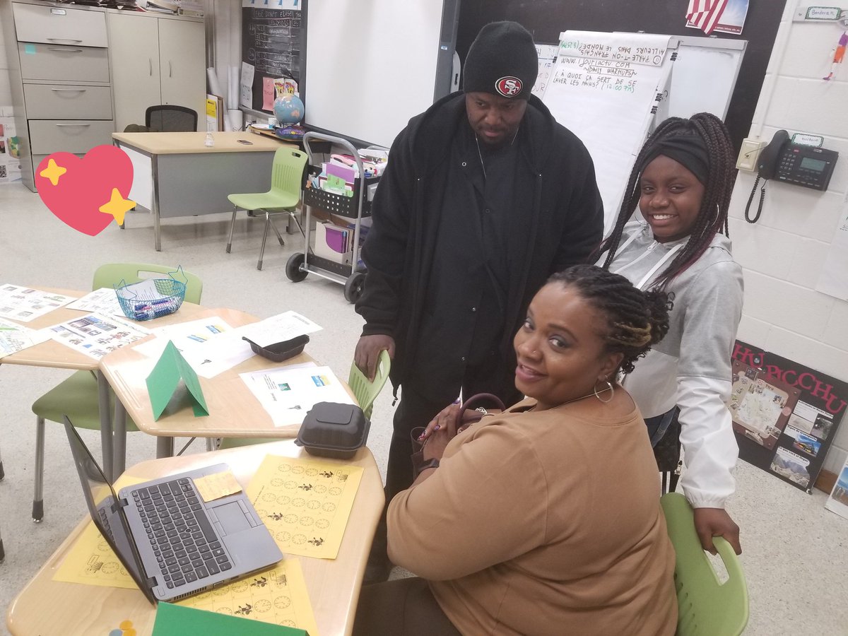 fiorelanovalu's tweet photo. Proud moment ❤ got to see one of my Spanish I students translating for her parents an audio that she recorded this week talking about her family. Loved seeing their faces light up when she translates what she has to say about them #priceless #bilingual @grcollegiate https://t.co/uaTOOKmIWT