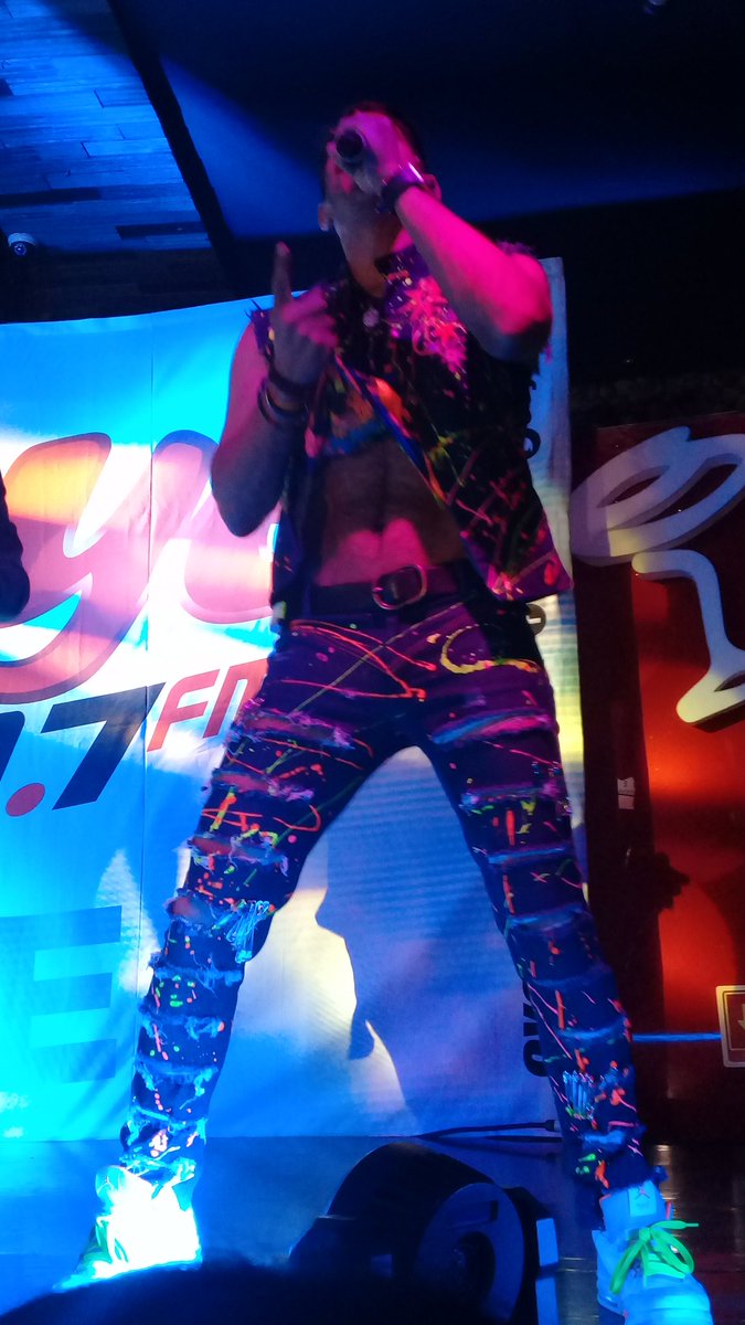 8009Nena's tweet photo. Valgame DEOOOSSS!!  @roypizarro 😱 que bueno que pude estar hasta enfrente y admirar ese torso. @Fab90s me encanto cantar y recordar esas rolas #OYELIVE @Oye897 https://t.co/N80bkysxwP