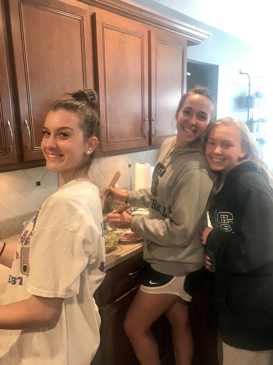 Sengirlslax's tweet image. whole team fueled up and ready for tomorrow #nosetricks #middlenames