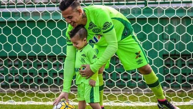 futtmais's tweet photo. "Quando papai voltar de onde ele está com Jesus, ele vai jogar bola comigo."

- Lorenzo, filho do goleiro Danilo. https://t.co/hbOZy6lDBa