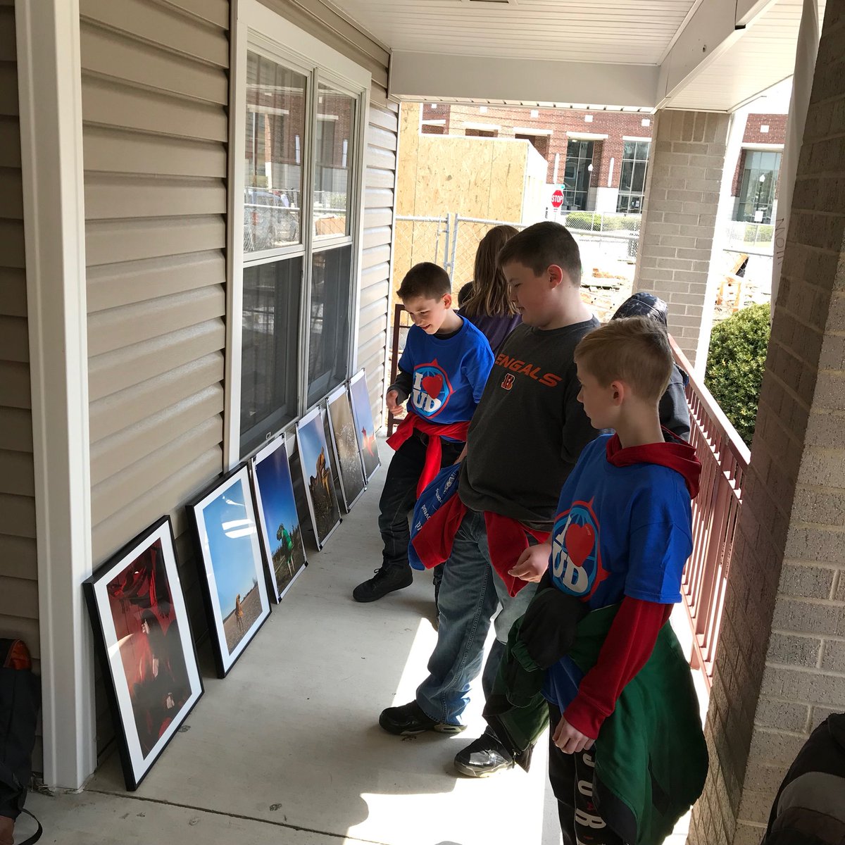 daymag's tweet photo. A last look at #Stander2018 and the lure of the porch: photography 📸presentation at 461 Kiefaber drew a crowd, including a class of passing 4th graders 👧🏽👦🏻and a 👷♂️ from the house build next door. #porchpower https://t.co/KEZheXGIwY
