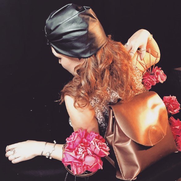 LineAndLabel's tweet image. Behind the scenes with our new copper leather backpack!
-
-
-
Can also be worn as a shoulder bag or crossbody 🖤
#bts #springphotoshoot #supportthemakers #shoplocal #slowfashion #shopsmall #leatherbackpack #metallicleather #madeinbrooklyn ift.tt/2qMZkBI