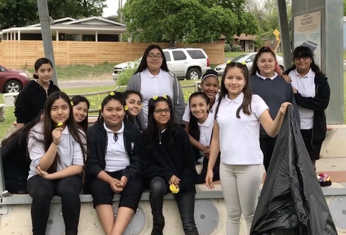 @SadlerMeansYWLA 7th graders walk campus for #beautification #solarclassroom @AustinISDGreen #earthdayawareness #aisdoutside #aisdgreen #AISDproud @AustinISDSEL