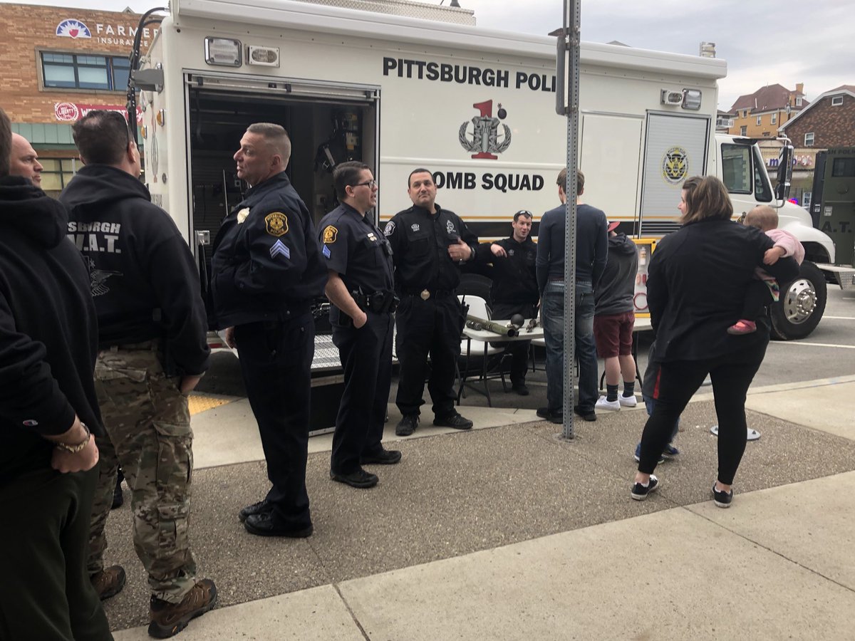 PghZone6's tweet photo. Coffee with Cops at 802 Bean Company in Brookline was amazing tonight! Thanks to all who stopped to say hi! 👮🏻♀️👮🏽♀️ #police412good https://t.co/eyPDkzsFX7