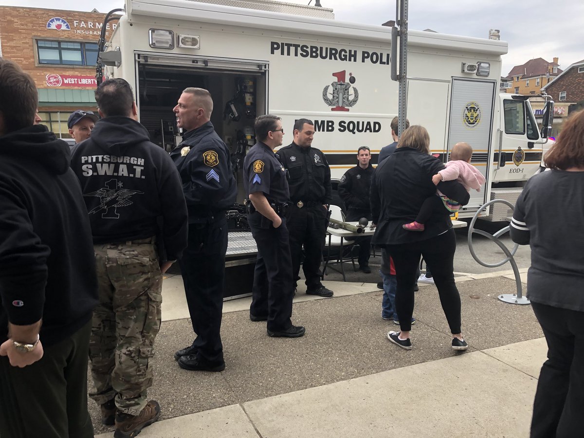 PghZone6's tweet photo. Coffee with Cops at 802 Bean Company in Brookline was amazing tonight! Thanks to all who stopped to say hi! 👮🏻♀️👮🏽♀️ #police412good https://t.co/eyPDkzsFX7