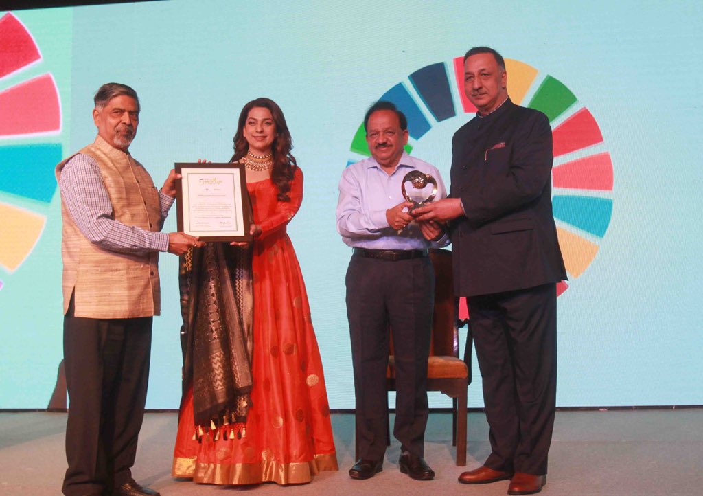 drharshvardhan's tweet photo. #8THEARTHCAREAWARDS2018- #IIPHG, @AhmedabadAMC &amp; Natural Resources Defense Council (NRDC, USA) jointly received the award for Leadership in Urban Climate Action for development &amp; implementation of the First Heat Action Plan in the country for Ahmedabad. https://t.co/52Bwu8f780