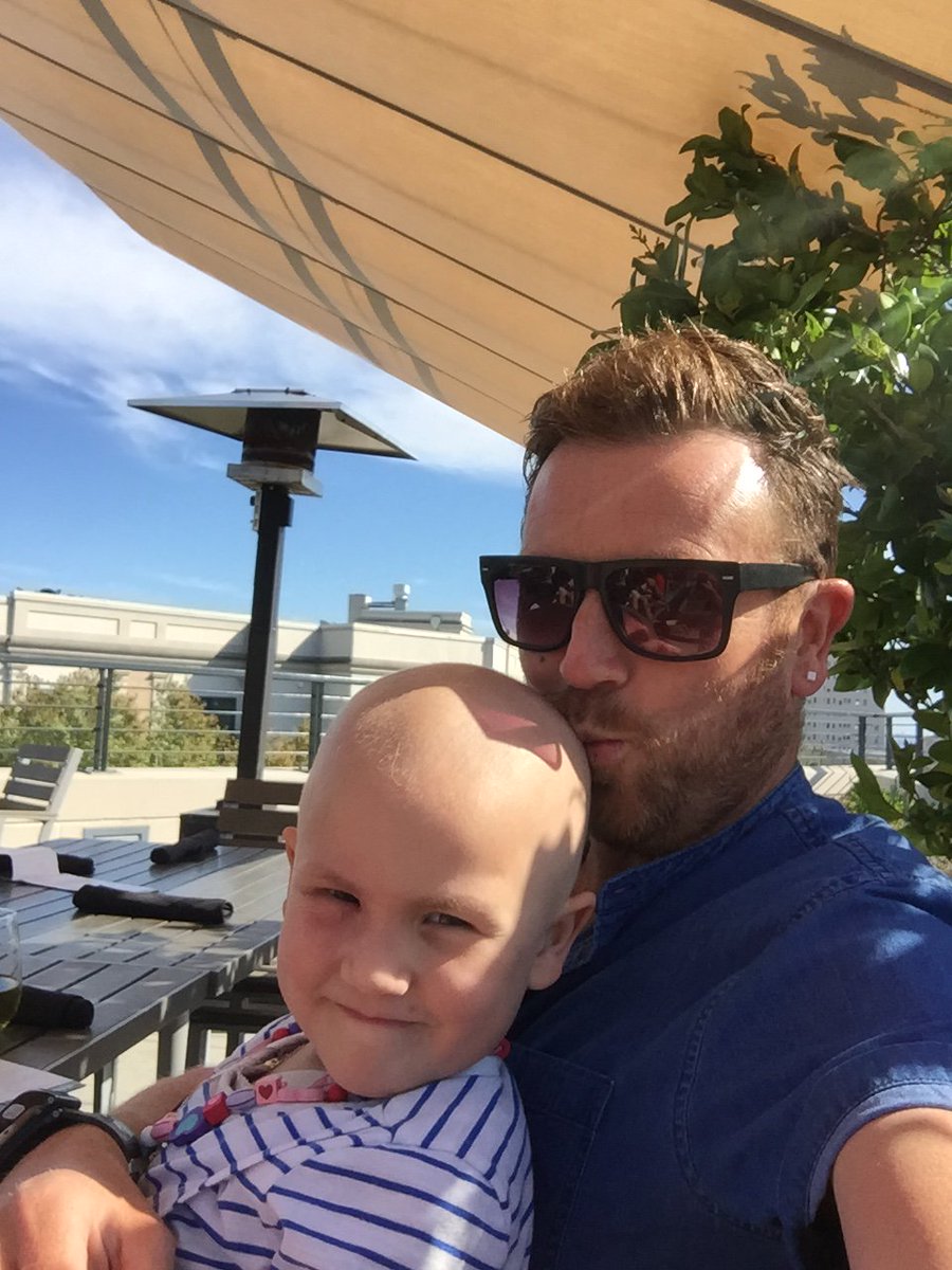 YLvsCancer's tweet photo. What started out as a simple run on the first day of his daughter's cancer treatment turned into something extraordinary. Since then, dad Mikey has completed a 10k run, a 40k bike ride and a 1.5k swim EVERY DAY. 
And he's running the #LondonMarathon on Sunday! Go @Tri4Snowy! 🙌 https://t.co/oCD1edgFiJ