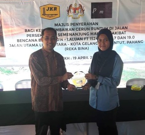 ck8_ckc's tweet photo. Penyerahan projek cerun di laluan FT1524 SEK 18.7 &amp; SEK 19.0, Jalan Utama Lepar Utara - Kota Gelanggi, Jerantut @JKRMalaysia @CerunJKR @MejIrTajul @JKRJERANTUT @AzizanAR4 https://t.co/z2uemcmxLK
