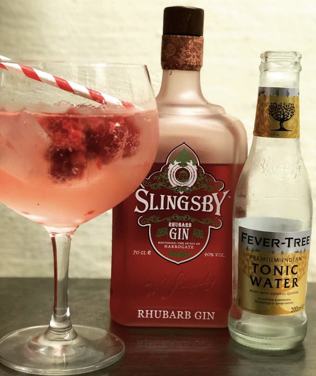 Make sure to pop down whilst the sun is shining to have one of our glorious gin bowls- we have so many to choose from!!☀️🍹 #rhubarbgin #slingsburygin #fevertree #refreshing