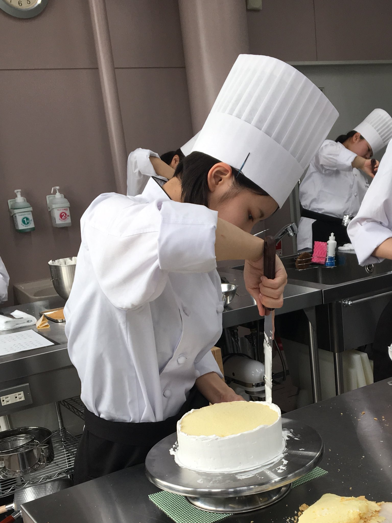 Rkc調理製菓専門学校 Sur Twitter 初めてのナッペ スポンジケーキにクリームを塗っています パティシエの基本ですね 製菓専門学校 高知 調理師学校 ナッペ デコレーションケーキ はじめの第一歩 未来の パティシエ T Co D72j4t69bg Twitter