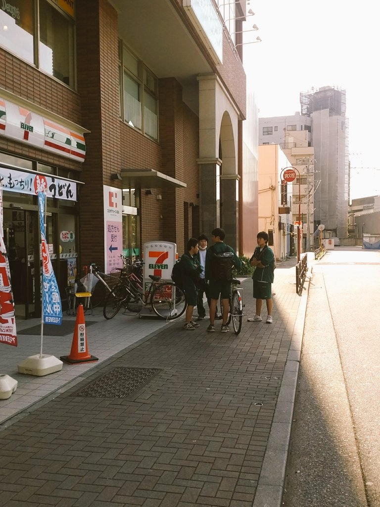 hashirebicycle's tweet photo. 宇津木、阿木、有谷
セブンの前にチャリ止めてたら
取られましたね笑笑
宇津木君は2回目です！
井上くんがセブンに止めればと言ったので
責任とれ！と責められている���ーンです！
ほんとにおもしろい https://t.co/wUR7WfgmrG
