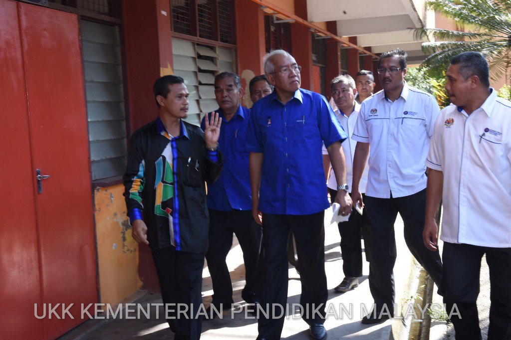 KemPendidikan's tweet photo. YB DS @MahdzirKhalid adakan lawatan rasmi ke SK Ayer Hitam, Kedah pada 19 April 2018. @NajibRazak @Zahid_Hamidi @PKamalanathan @chongsinwoon @ksu_KPMmy @DrAliHamsa @JPenerangan @RTM_Malaysia @bernamadotcom @BuletinTV3 @501Awani @TVAlhijrah114 https://t.co/0TRW7568Ef