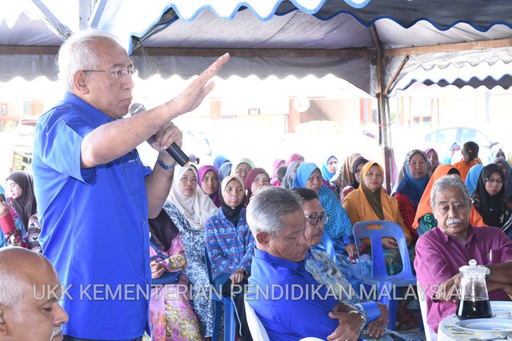 KemPendidikan's tweet photo. YB DS @MahdzirKhalid adakan lawatan rasmi ke SK Ayer Hitam, Kedah pada 19 April 2018. @NajibRazak @Zahid_Hamidi @PKamalanathan @chongsinwoon @ksu_KPMmy @DrAliHamsa @JPenerangan @RTM_Malaysia @bernamadotcom @BuletinTV3 @501Awani @TVAlhijrah114 https://t.co/0TRW7568Ef