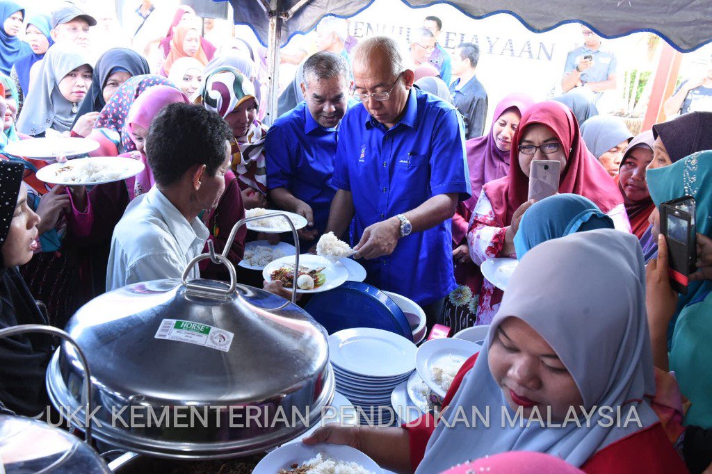 KemPendidikan's tweet photo. YB DS @MahdzirKhalid adakan lawatan rasmi ke SK Ayer Hitam, Kedah pada 19 April 2018. @NajibRazak @Zahid_Hamidi @PKamalanathan @chongsinwoon @ksu_KPMmy @DrAliHamsa @JPenerangan @RTM_Malaysia @bernamadotcom @BuletinTV3 @501Awani @TVAlhijrah114 https://t.co/0TRW7568Ef