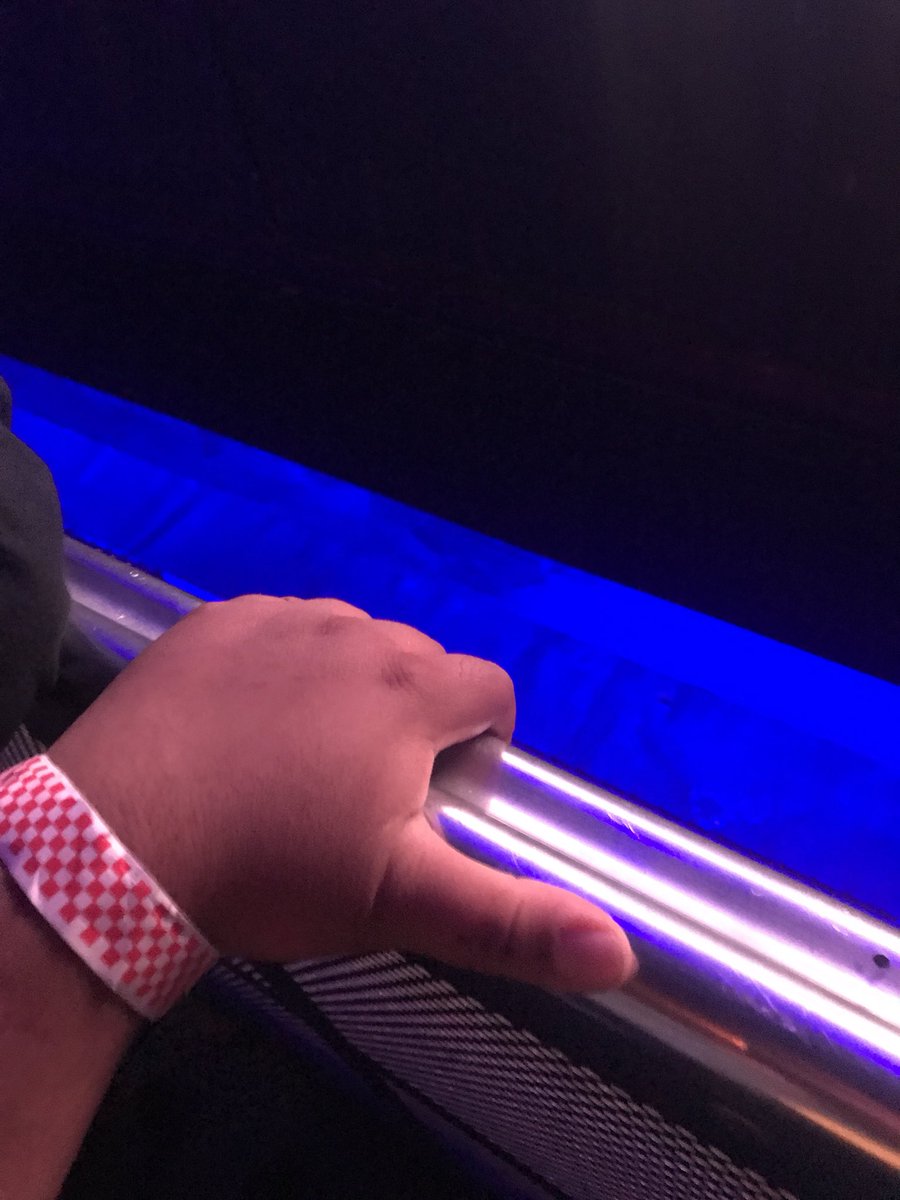 itszatiee's tweet photo. RT for goodluck on getting barricade. I rted a bunch of them then was first one in pit center barricade 💓😭🤟🏽 https://t.co/u9VW5vFCIX
